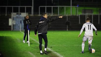 Bild: Dieter Jäschke
Trainer Michael Riester (Mitte) trieb seine Mannschaft unermüdlich an. Mit Erfolg: Die SpVgg SV Weiden sprang am Freitagabend an die Tabellenspitze der Landesliga Mitte.