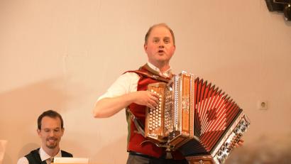 Bild: Rohrwild/exb
Stefan Wagner, Präses des KAB-Kreisverbands Schwandorf, parodiert mit seiner Steierischen den „Sündenfall“ im Paradies und die Geschichte vom „Kanapee“.