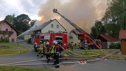 Archivbild: nic
Für die beteiligten Feuerwehren, die den Brand eines Vierseithofs Ende Juli in Lauterbach bei Griesbach bekämpften, schafften Landwirte 600.000 Liter Wasser heran.