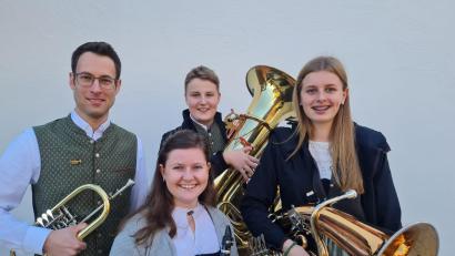 Bild: Heidi Walter/exb
Die Ehenbachtaler Blaskapelle Schnaittenbach wählt einen neuen Vorstand (von links): Michael Leitl (Ertster Vorsitzender), Maria Schlosser (Zweite Vorsitzende), Finn Walter (Medienwart) und Luisa Schorner (Trachtenwartin).