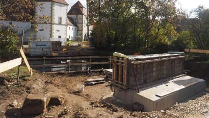 Bild: kek
Für Baumaschinen, die nicht durch das Klostertor fahren können, wird eine provisorische Brücke über den Flembach errichtet.