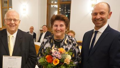 Bild: tra
Karl Roppert (links), hier mit seiner Frau Traudl, wird zum Altbürgermeister von Ensdorf ernannt. Bürgermeister Hans Ram gratuliert ihm zu diesem Ehrentitel.
