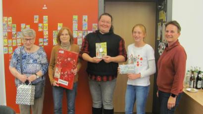 Bild: sei
Liane Schmit (Zweite von llinks) gewann den Preisschafkopf, gefolgt von Rebecca Friedrich (Mitte) und Gerlinde Adam (links). Letzte wurde Linda Kraus (Zweite von rechts) Petra Ferazin Grundler (rechts) gab die Reihenfolge der Gewinner bekannt.