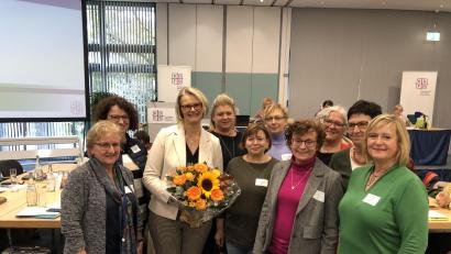 Bild: Katharina Libon/Diözesanverband Regensburg/exb
Die neue Präsidentin Anja Karliczek (mit Blumenstrauß) zusammen mit den Vertreterinnen des Diözesanverbands Regensburg, darunter Monika Sommer (Zweite von links), Bezirksleiterin Tirschenreuth. Rechts Diözesanvorsitzende Martha Bauer aus Vohenstrauß.