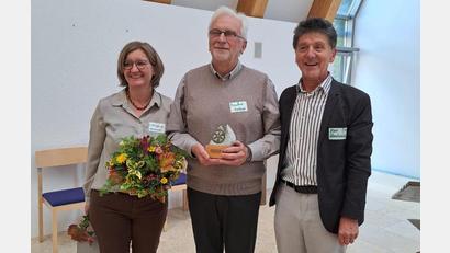 Bild: Maria Pleyer/exb
Manfred Kellner (Mitte) aus Albersrieth erhält aus den Händen der beiden Landvolk-Diözesanvorsitzenden Christine Reitinger und Max Hastreiter das KLB-Ehrenzeichen.