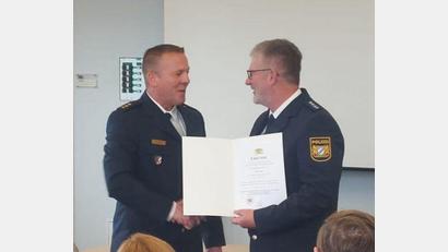 Bild: Polizei Weiden
Polizeidirektor Markus Fuchs (links) verabschiedet Hauptkommissar Johann Wurm mit einer Urkunde in den Ruhestand.