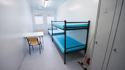 Symbolbild: picture alliance/dpa/Archivbild
Auch in der Stadt Waldershof sollen Wohncontainer als Flüchtlingsunterkunft genutzt werden. Unser Symbolbild zeigt ein Zimmer mit drei Betten in einem Wohncontainer in einer Erstaufnahmeunterkunft.