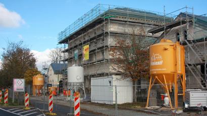 Bild: wro
Für das Projekt Kulturbahnhof mit ÖPNV-Anlage in Wiesau hat der Landkreis Tirschenreuth eine Förderung in Höhe von 650 000 Euro bewilligt, verteilt auf drei Jahre.