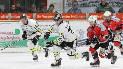 Bild: Roland Halmel
Auch ERSC-Angreifer Lukas Salinger (Zweiter von links) konnte sich in Peißenberg kaum durchsetzen.