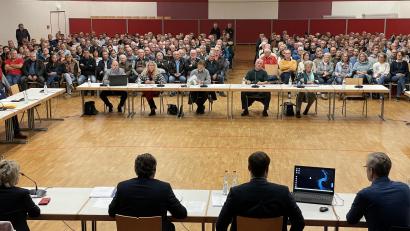 Bild: Gerhard Götz
Rund 400 Zuhörer kamen zur Bahnübergang-Sondersitzung des Stadtrates in die Nordgauhalle.