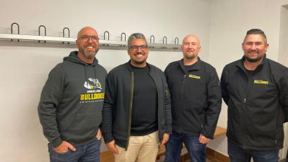 Bild: Daniel Emmanuel/exb
Michael Sandner (links) übernimmt das Kommando bei den American Footballern von Philipp Butz (rechts daneben). Mit auf dem Bild: , Stellvertreter Robert Meier und Schriftführer Andreas Graf.