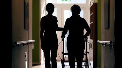 Symbolbild: Oliver Berg
Der Pflege stehen düstere Zeiten bevor. Davon gehen Leiter und Träger von Seniorenheimen in Amberg und Amberg-Sulzbach aus. Für eine neue Konzeption tun sie sich deswegen erstmals zusammen.