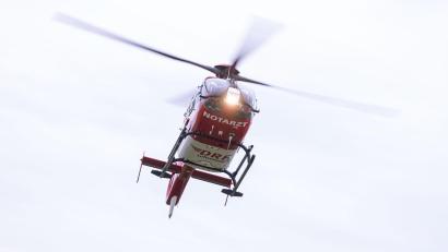 Symbolbild: Marijan Murat/dpa/Symbolbild
Ein 33-Jähriger ist bei einem Autounfall auf der A70 im Landkreis Kulmbach schwer verletzt worden.