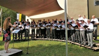 Bild: Archiv Rudi See
Frohnbergfest 2023: Am Freialtar umrahmt der Männergesangverein den Festgottesdienst mit Liedern.