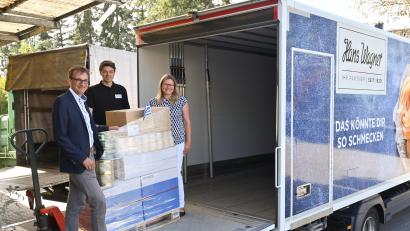 Bild: Sibylle Sandner, Stadt Amberg/exb
Sie schicken Hilfsgüter nach Trikala: Stadtkämmerer Jens Wein (links) und Kollegin Gaby Scharf-Ehbauer (rechts) mit Sebastian Wagner von der Hans Wagner GmbH (Mitte).