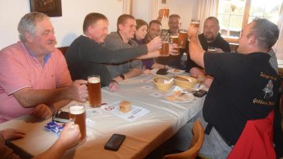 Bild: fz
Ein Prosit der Gemütlichkeit, mal ganz ohne Sirene beim Zoigltag des BRK und der Helfer vor Ort.