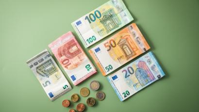 Symbolbild: Christin Klose/dpa
Der gestiegene Einlagezins der EZB und die gesunkene Inflationsrate machen es möglich, dass bei manchen Geldanlagen wieder positiver Realzins herausspringt. Ob der Betrag im Cent- oder im 100-Euro-Bereich liegt, hängt allerdings stark von der Anlageform und der Bank ab.