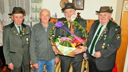 Bild: ker
Willi Aures, der Jubilar Georg Wiesmet, Schützenmeister Werner Grünthaler und Manfred Pirner bei der Geburtstagsgratulation..