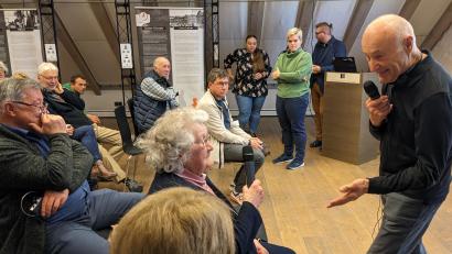 Bild: eib
Frage- und Diskussionsrunde mit dem pensionierten Grenzpolizisten Hermann Wallisch und Zeitzeugin Elsa Markgraf sowie (außen links) Zeitzeuge Antonín Hofmeister und stehend die Studentinnen Kristýna Zimmerová und Ramona Hien.