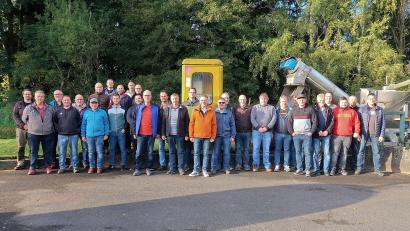 Bild: bsc
In Friedenfels trafen sich die Klärwärter des Landkreises Tirschenreuth zu einem Nachbarschaftstag. Klärwärter Sebastian Schultes (Vierter von links) und Bürgermeister Oskar Schuster (Mitte, orange Jacke) brachten den Abwasserexperten die Friedenfelser Anlage näher.