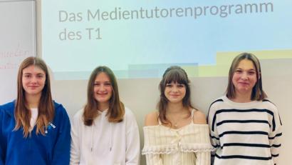 Bild: Mädchenrealschule Waldsassen/exb
Vanessa Kaiser, Magdalena Härtl, Annika Keil und Nina Maurer sind Medientutorinnen an der Mädchenrealschule Waldsassen.