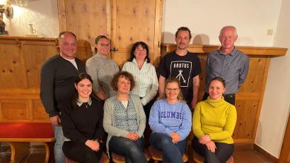 Bild: Thomas Wührl/exb
Anna Ernstberger, Christa Hinz, Petra Oppl, Christina Peter (vorne von links), Josef Dill, Laura Sollfrank, Tanja Ernstberger, Christian Hinz und Oliver Lipfert (hinten von links) bilden das Vorstandsteam der Stadtkapelle.