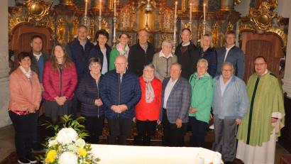 Bild: Gabi Böckl/exb
Pfarrer Markus Urban gratuliert den Ehejubilaren nach dem Dankgottesdienst in Dieterskirchen.