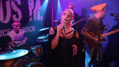 Bild: Kunz
"Kubus M" geben auf der Halloween-Live-Stage im Kulturbahnhof Weiden richtig Gas.