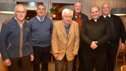 Bild: dob
MMC-Zentralpräses Monsignore Thomas Schmid (rechts) kam zum Konvent mit den MMC-Sodalen vor Ort zusammen, nachdem er zuvor den Gottesdienst in der Stadtpfarrkirche feierte. Einige treue Sodalen aus Waidhaus und Vohenstrauß konnten ausgezeichnet werden.