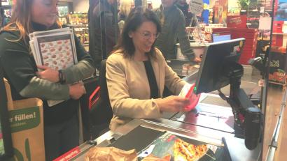 Bild: ihl
Voll konzentriert: Bundestagsabgeordnete Martina Englhardt-Kopf an der Charity-Kasse im Rewe-Markt Nabburg.