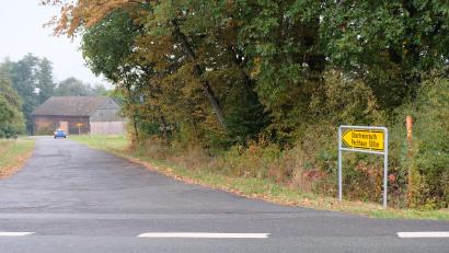 Bild: do
Einige Meter von der Ein- und Ausfahrt Obertreinreuth zurückversetzt soll ein Buswartehäuschen in landschaftsgerechter Holzbauweise entstehen.