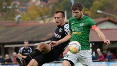 Bild: exb
Der Wernberger Kapitän und Mittelstürmer Christoph Lindner (rechts) hatte gegen Michael Mehringer vom SV Schmidmühlen einen schweren Stand. Die Schmidmühlener entführten einen Punkt vom FC-Platz.