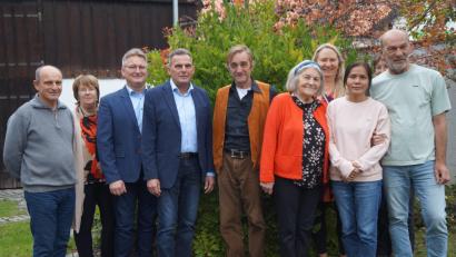 Bild: wel
Maria Kirchberger (Fünfte von rechts) inmitten ihrer Kinder und Gäste, darunter Bürgermeister Norbert Eckl (Vierter von links) und Stellvertreter Adolf Hammer (Dritter von links).