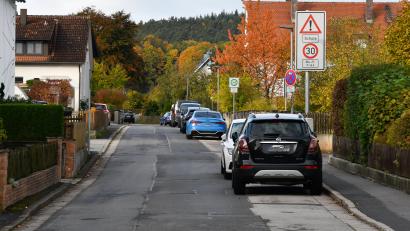 Bild: Petra Hartl
Der Häustbergweg im Amberger Stadtteil Raigering wird jetzt eine reguläre 30er-Zone. Tempo 30 ist dort bisher wegen der Schule nur werktags von 7 bis 14 Uhr vorgeschrieben.