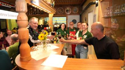 Bild: fvo
Das zur Weinstube umfunktionierte Bayerntreu – Schützenhaus ist beim 11. Weinfest voll besetzt. Darüber freuen sich das fleißige Bayerntreu - Serviceteam und die beiden Küchenchefs Sportleiterin Lena Kellner (Dritte von rechts) und Schützenmeister Bernd Bodensteiner (Dritter von links).