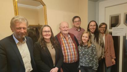 Bild: Gemeinde Plößberg/exb
Georg Kick (Dritter von links) feierte Geburtstag. Dazu gratulierten (von links) Bürgermeister Lothar Müller und Sara Riedl sowie Ann-Kristin Mattusch-Kick (von rechts ), Vanessa Riedl, Felicitas Kick und Markus Kick.