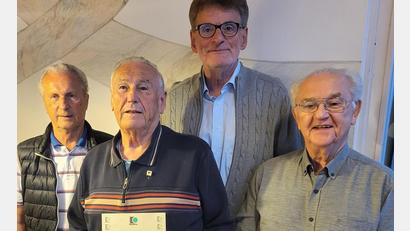Bild: Bäumler/exb
Die Vorstandsmitglieder Hans Müller, Johann Kaußler und Willibald Gschwendner (hinten von links) zeichnen Rudolf Irlbacher (vorne Mitte) mit der Diamantenen Ehrennadel für 60 Jahre Zugehörigkeit zum Verein aus.