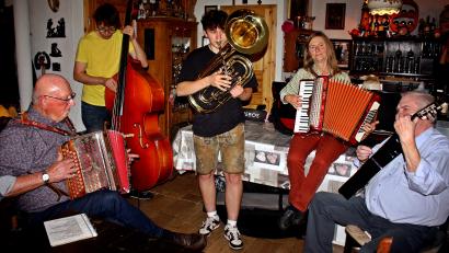 Bild: R. Kreuzer
Generationsübergreifendes Musizieren in der Zoiglstibe.