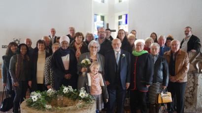 Bild: wel
Zusammen mit der Familie und vielen Freunden feiern Sieglinde und Klaus-Dieter Zirkelbach (Mitte) die Diamantene Hochzeit. Pfarrerin Heidi Gentzwein (Achte von rechts) segnet das Paar im Rahmen einer Andacht.