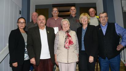 Bild: bey
VdK-Kreisvorsitzende Carola Brust (links) ehrt zunächst VdK-Ortsvorsitzenden Johann Scharnagl (2. von links), dann mit Zweiten Vorsitzenden Artur Leonhardt und Zweiter Bürgermeisterin Sigrid Ziegler (von rechts) Anna Regler (vordere Reihe, Mitte) und die Mitglieder Ulrich Schirmer, Michael Liedtke, Heribert Anzer und Johann Klier.