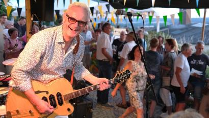 Archivbild: Hirsch
Chris Radlbeck – hier eine Aufnahme vom Schwandorfer Bürgerfest in diesem Jahr – steht mit der "Rattle Gang" beim Kneipenfestival in Schwandorf auf der Bühne.