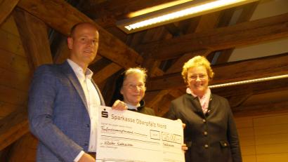 Bild: pz
Äbtissin Laetitia Fech durfte von der Klosterfreunde-Vorsitzenden Monika Hohlmeier und Schatzmeister Thomas Böhm einen symbolischen Scheck über 25.000 Euro in Empfang nehmen.