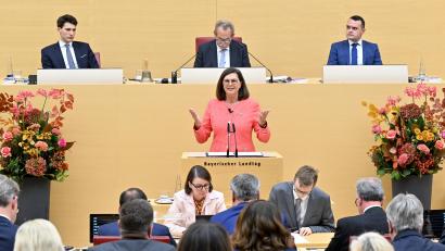 Bild: Peter Kneffel/dpa
In ihrer Antrittsrede wies Ilse Aigner Vorwürfe der AfD als "Verschwörungsmythen" zurück.