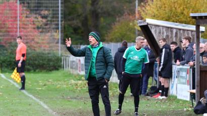 Bild: Dieter Jäschke
Josef Dütsch am Spielfeldrand. Am Sonntag erlebte der Trainer des FC Weiden-Ost, eines seiner turbulentesten Spiele seiner langen Laufbahn.