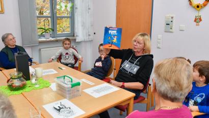 Bild: Petra Hartl
Kindergartenleiterin Anita Rupprecht liest ein Kapitel aus den Büchern über Pippi Langstrumpf vor.
