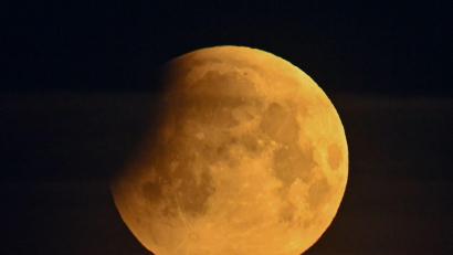 Bild: Patrick Pleul/dpa
Eine teilweise Mondfinsternis ist an diesem Wochenende am Himmel zu beobachten. (Archivbild)