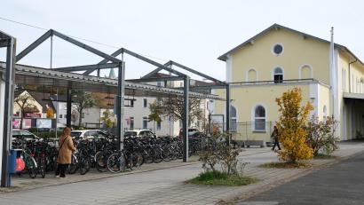Bild: Hirsch
Der Rad-Abstellplatz am Schwandorfer Bahnhof soll vergrößert werden.