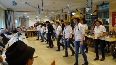 Bild: Michaela Mösbauer/exb
Die „East-End Stompers“ aus Weiding bereichern das Unterhaltungsprogramm beim Oktoberfest im Oberviechtacher Alten- und Pflegeheim.