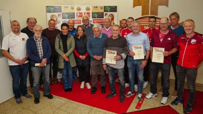 Bild: Rainer Rosenau/exb
Die neugewählten Vorstandsmitglieder des VfB Rothenstadt mit Geehrten.