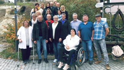 Bild: wro
Das Klassentreffen des Schülerjahrgang 1971/1972/1973 hatten Daniela Zölch (Fünfte von links) und Ralf Ulrich (Dritter von links) auf die Beine gestellt. Den weitesten Weg hatte Christian Söllner (Dritter von rechts) hinter sich. Er lebt derzeit in den USA.